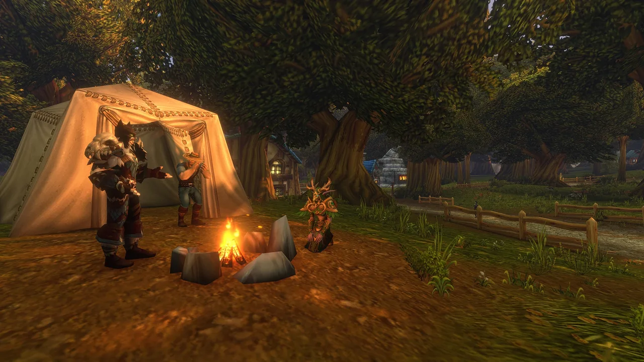 Charaktere aus WoW Forever versammeln sich an einem steingefassten Lagerfeuer neben einem Zelt unter Eichen