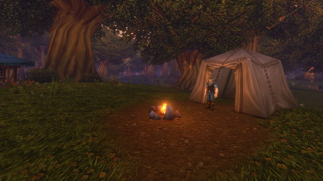 WoW-Forever-Lagerplatz in einem Eichenhain in der Dämmerung, mit einem steingefassten Lagerfeuer vor einem Zelt aus Segeltuch und einem NPC am Eingang