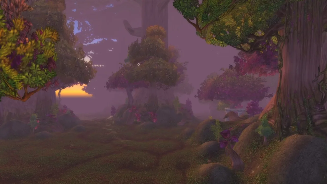 Waldweg in Ashenvale in der Dämmerung unter riesigen, verdrehten Bäumen, mit rosaviolettem Dunst und orangefarbenem Schein am Horizont