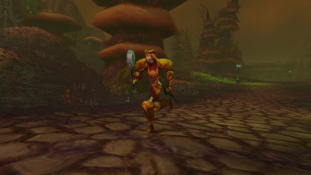 Personaje no-muerto con armadura de placas roja y dorada que corre con una maza de pinchos por un camino empedrado junto a setas gigantes