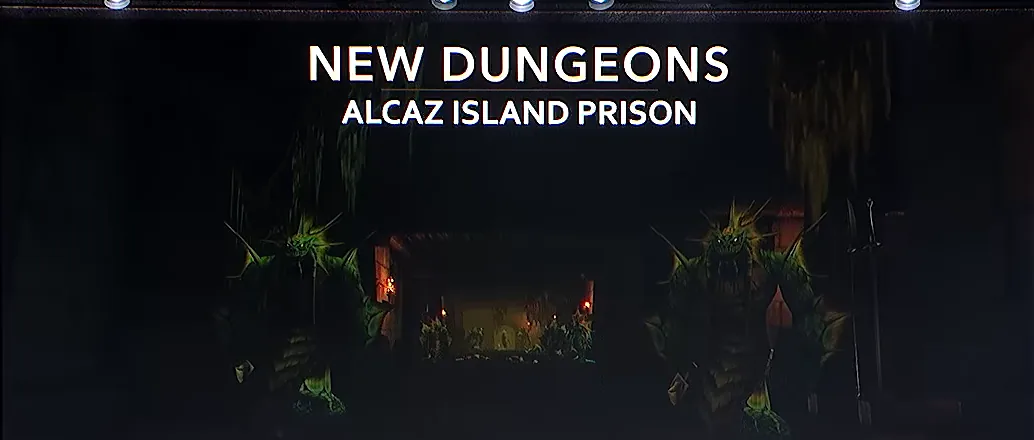 BlizzCon-Folie „New Dungeons, Alcaz Island Prison“: zwei stachelige grüne Gestalten flankieren einen düsteren, fackelbeleuchteten Steinkorridor