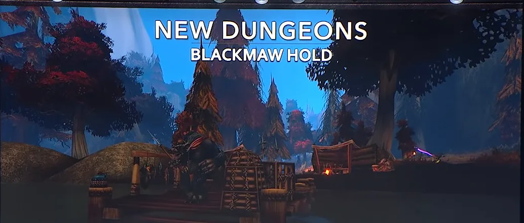 BlizzCon-Folie mit dem Titel „New Dungeons, Blackmaw Hold“: ein dunkler Furbolg neben Holzhütten unter roten Herbstbäumen und hohen Kiefern