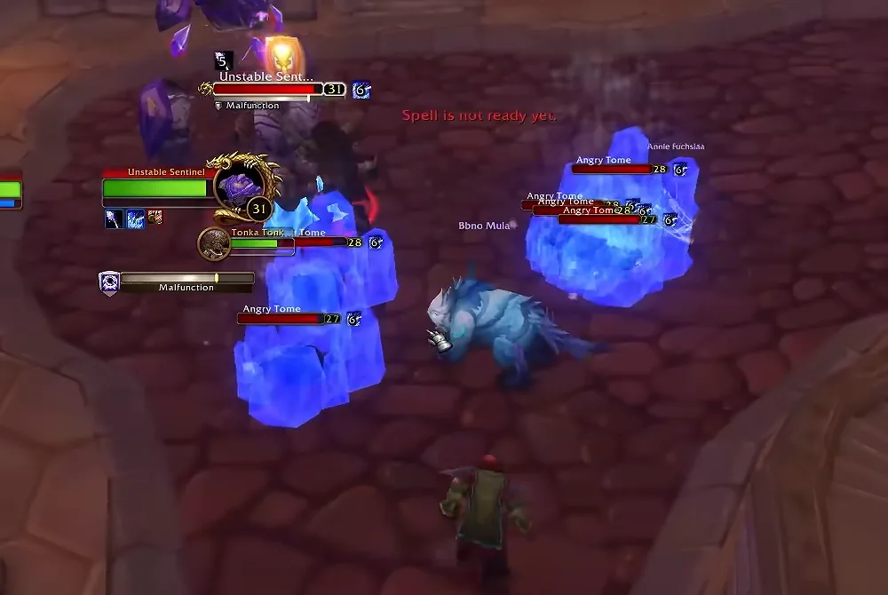 Instabile Schildwache, ein arkanes Konstrukt, wirkt Malfunction, während leuchtend blaue Angry Tomes eine Gruppe in einem Hof von Dalaran umschwärmen