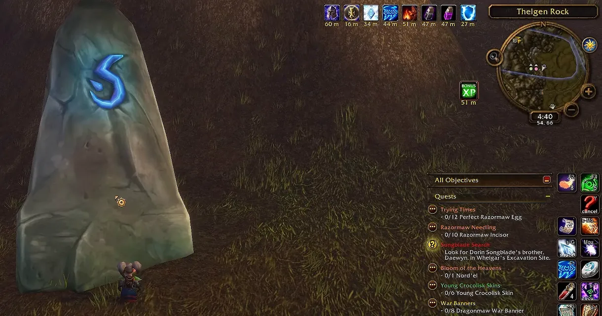Meeting Stone mit einer blauen Rune im Hochland des Sumpflands, die Minimap zeigt 54, 66 bei Thelgen Rock, daneben ein Questlog