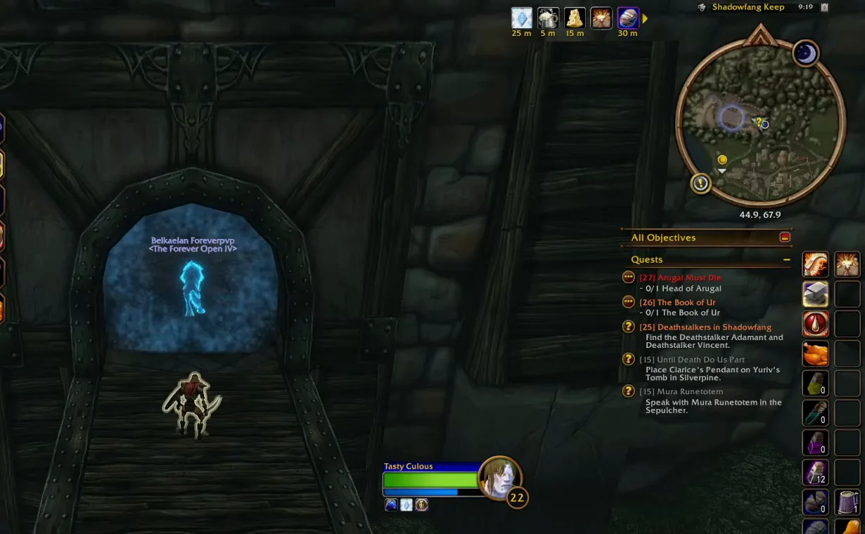Das Eingangsportal von Burg Shadowfang im Silberwald neben einem Questtracker, der Arugal muss sterben, Das Buch von Ur und Todespirscher in Shadowfang auflistet
