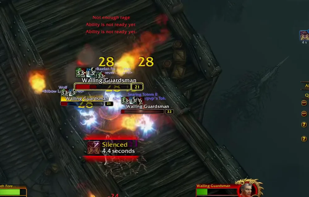 Drei Wailing Guardsmen der Stufen 21 und 22 auf einem Wehrgang von Burg Shadowfang, daneben ein Silenced-Debuff mit 4,4 Sekunden Restdauer