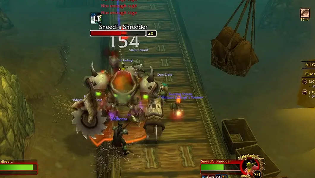Sneeds Schredder der Stufe 20, ein gehörnter Goblin-Schredder mit rotierendem Sägearm, im Kampf gegen einen Krieger auf einem hölzernen Laufsteg der Mine