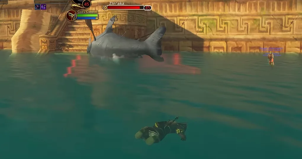Zin'aka, ein Elite-Hai der Stufe 45 mit einem Speer im Rücken, taucht im Becken des Flooded Shrine vor geschnitzten Trollwänden auf