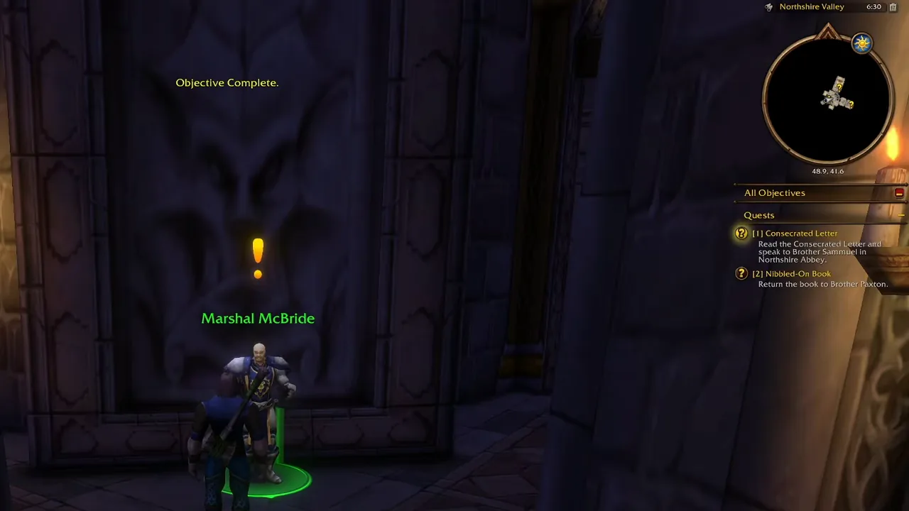 Questtracker im Northshire Valley mit Consecrated Letter und Nibbled-On Book, im Vordergrund bietet Marshal McBride eine Quest an