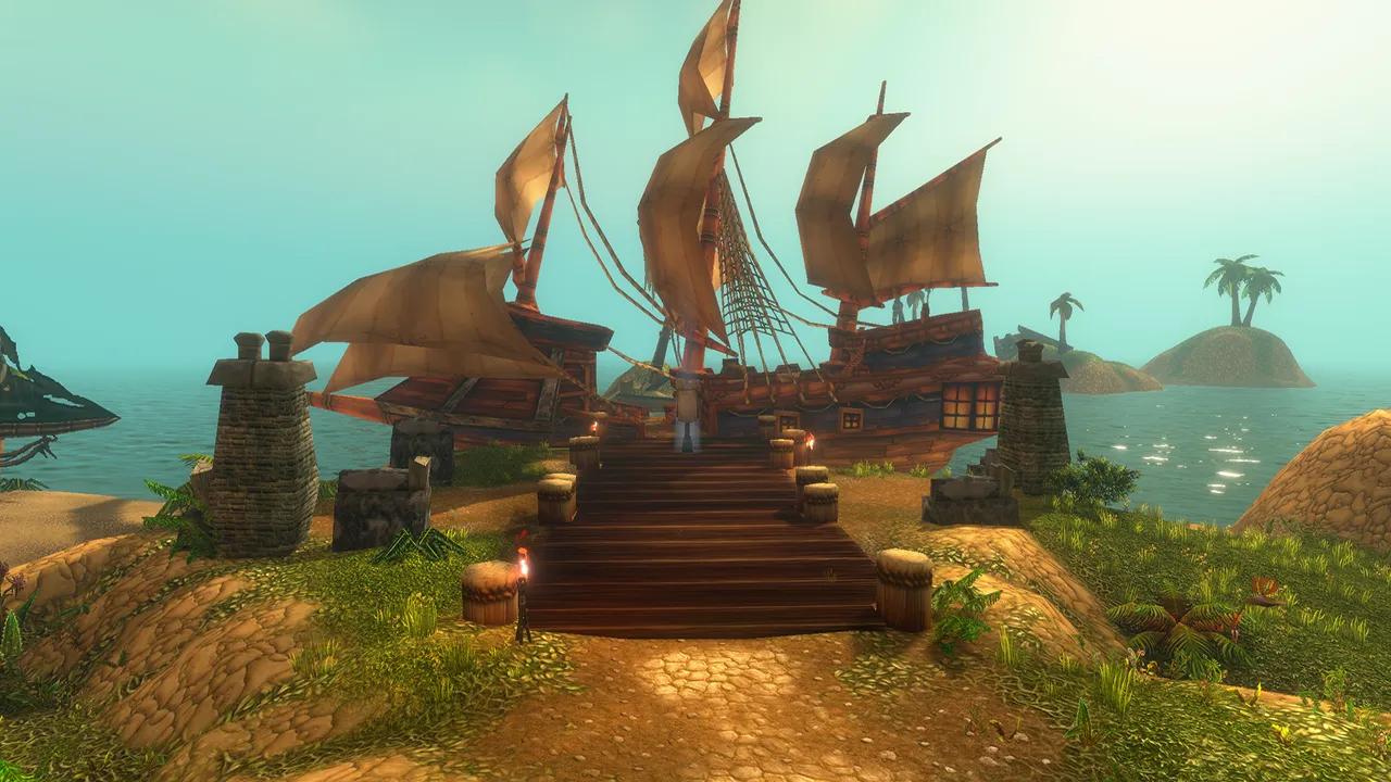 Ein Segelschiff liegt an einem fackelbeleuchteten Holzsteg auf den Darkspear-Inseln, dahinter Grasstreifen, Palmen und das Meer