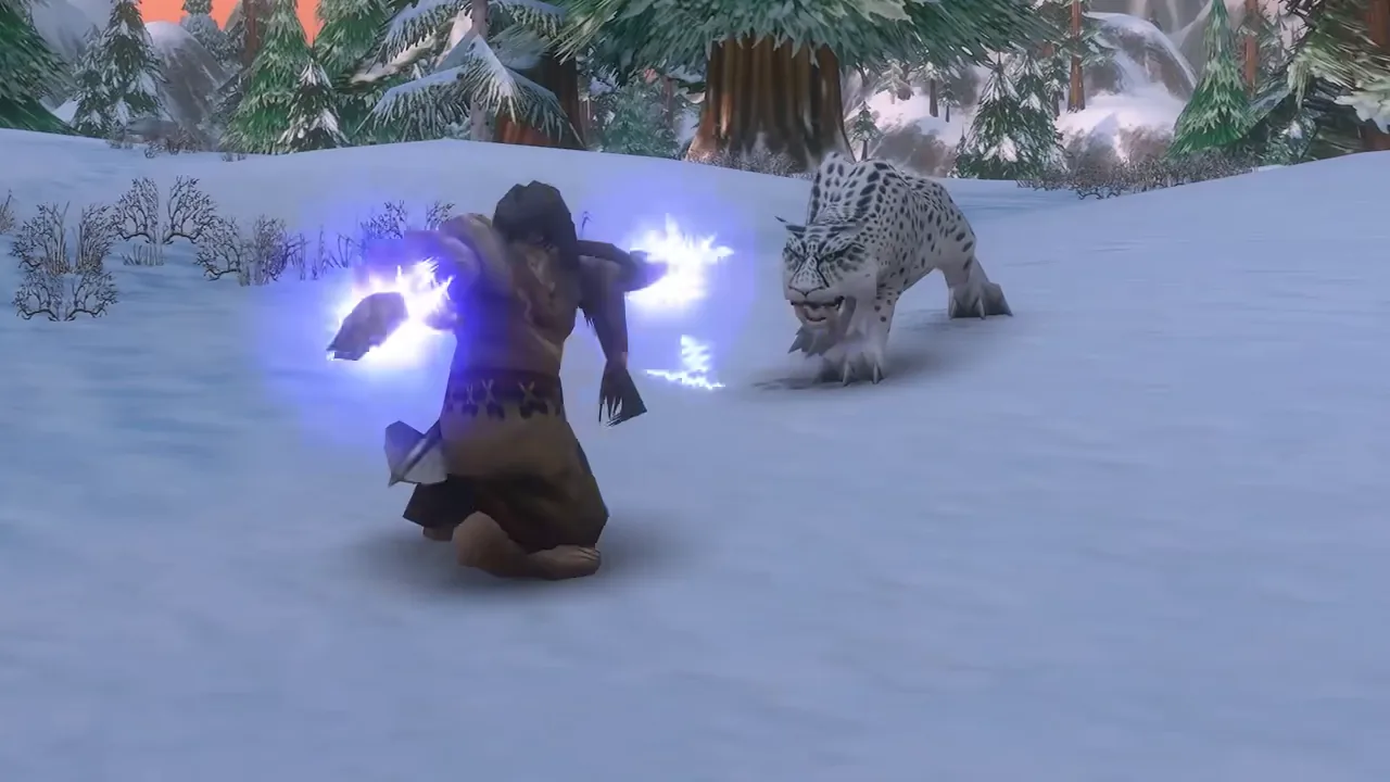 Chamán enano arrodillado en un bosque nevado de pinos, con rayos cargándose en ambas manos, mientras un leopardo de las nieves blanco se acerca sigilosamente, del vídeo de combinaciones de Blizzard