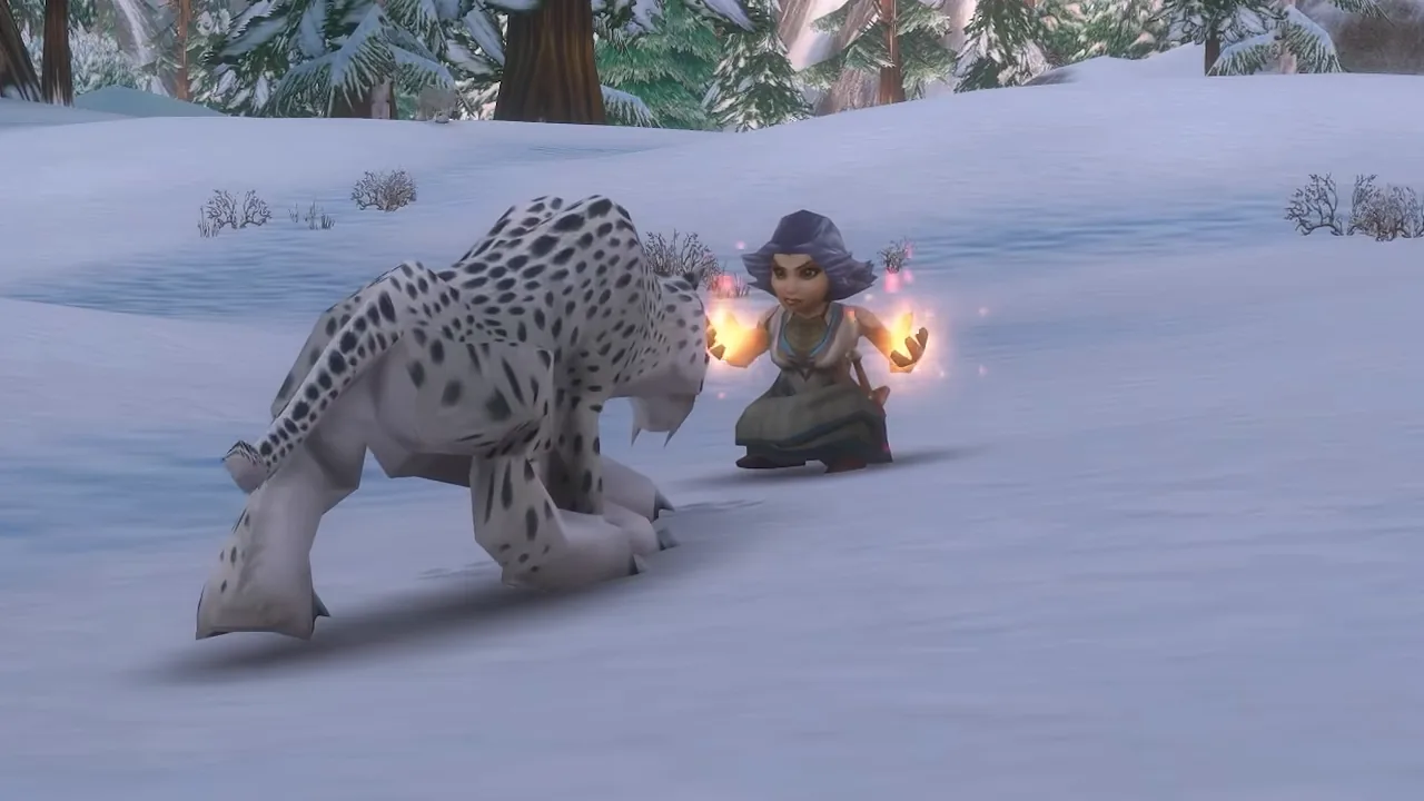 Sacerdote gnomo con luz brillante en ambas manos, agachado en la nieve mientras un leopardo de las nieves blanco merodea a su lado, del vídeo de combinaciones de raza y clase de Blizzard