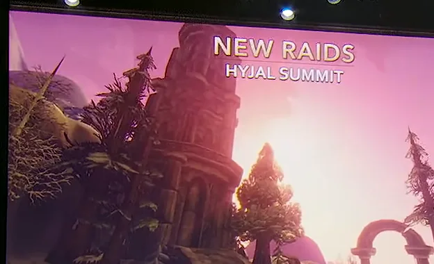 BlizzCon-Folie mit dem Titel New Raids, Hyjal Summit: ein zerfallener Elfen-Steinturm, Kiefern und ein Steinbogen vor rosa Himmel