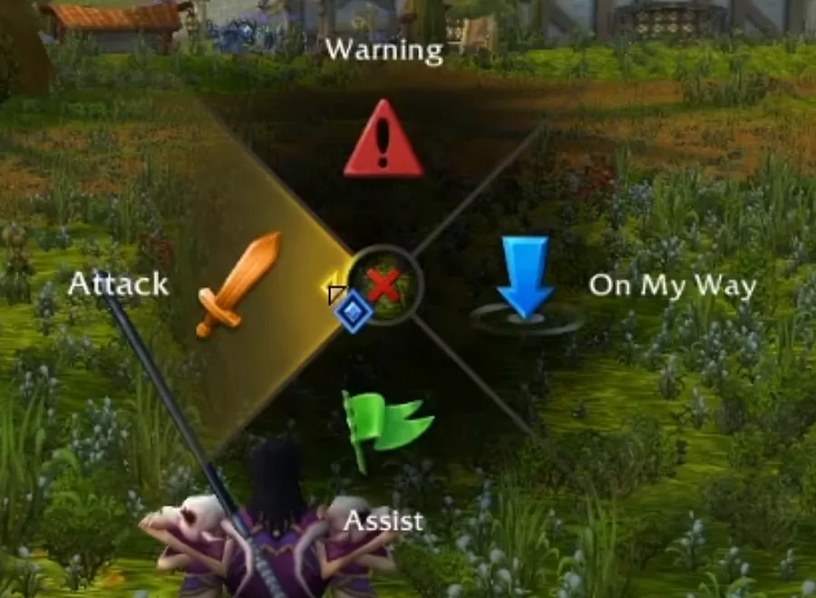 Radiales Ping-Menü in WoW-Forever-Aufnahmen mit den Einträgen Warning, Attack, On My Way und Assist über einer Wiese bei einem Dorf
